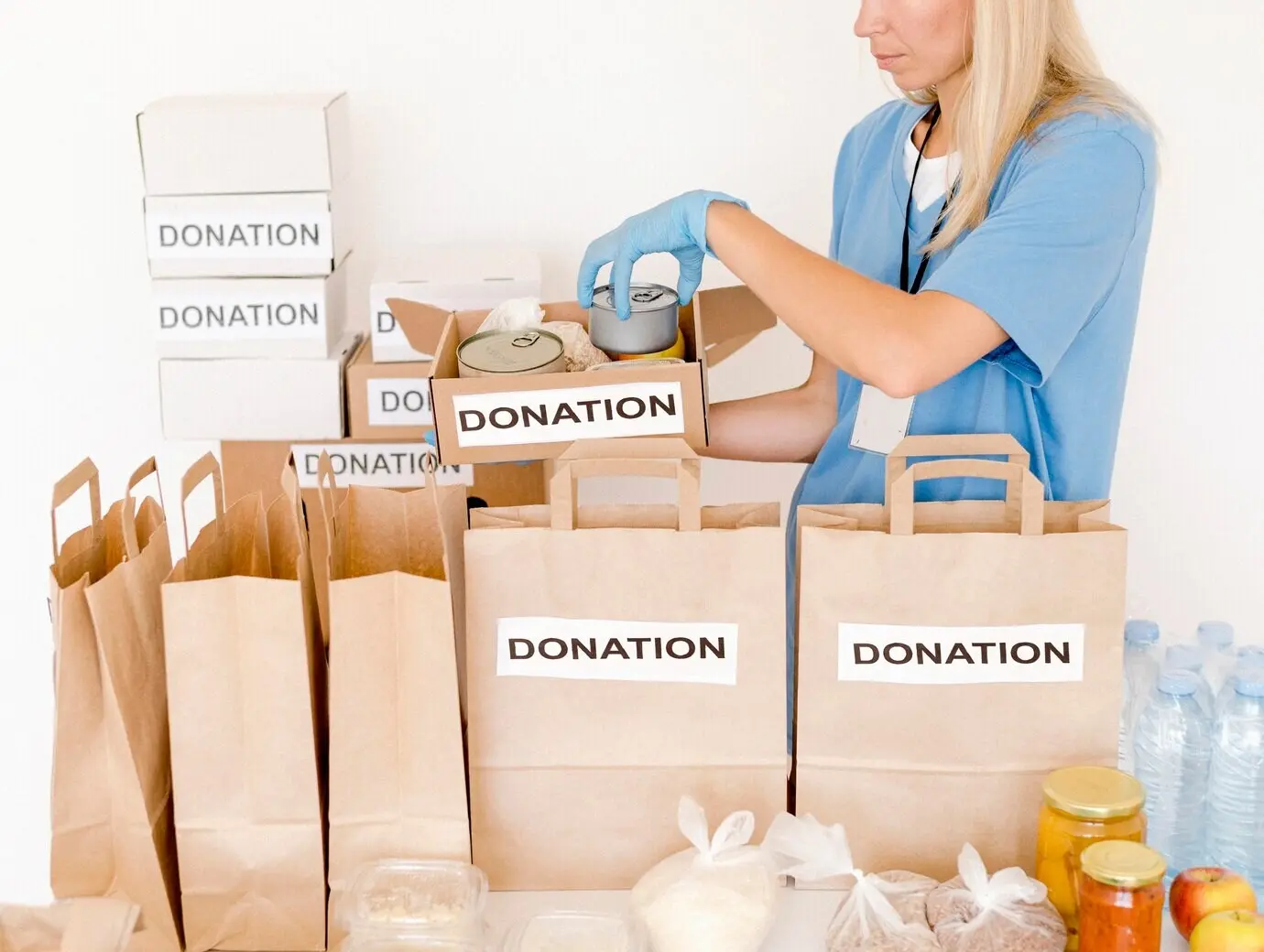 Вид сверху на подготовку пакетов для пожертвований.