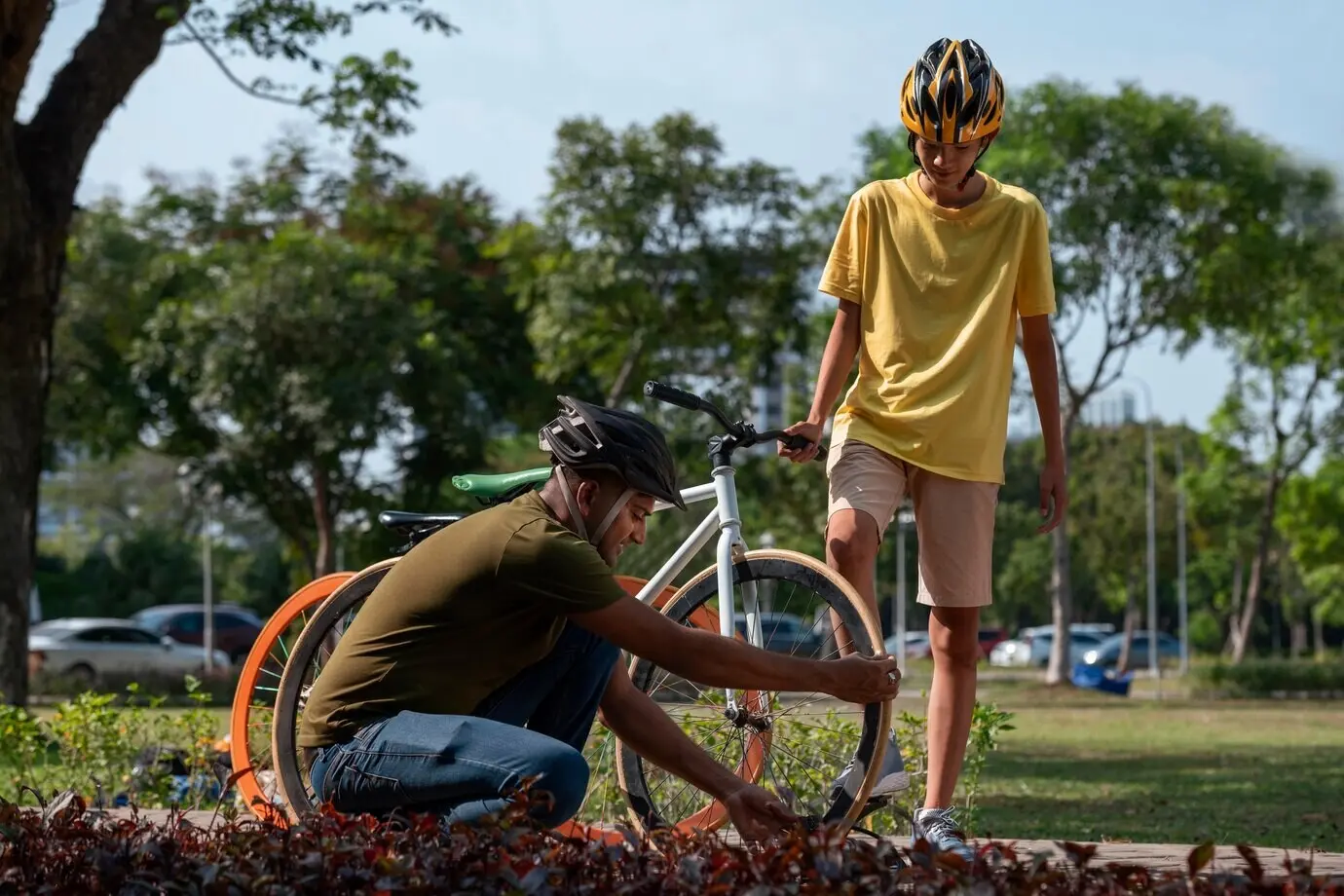 Общий план семьи, едущей на велосипедах на открытом воздухе.