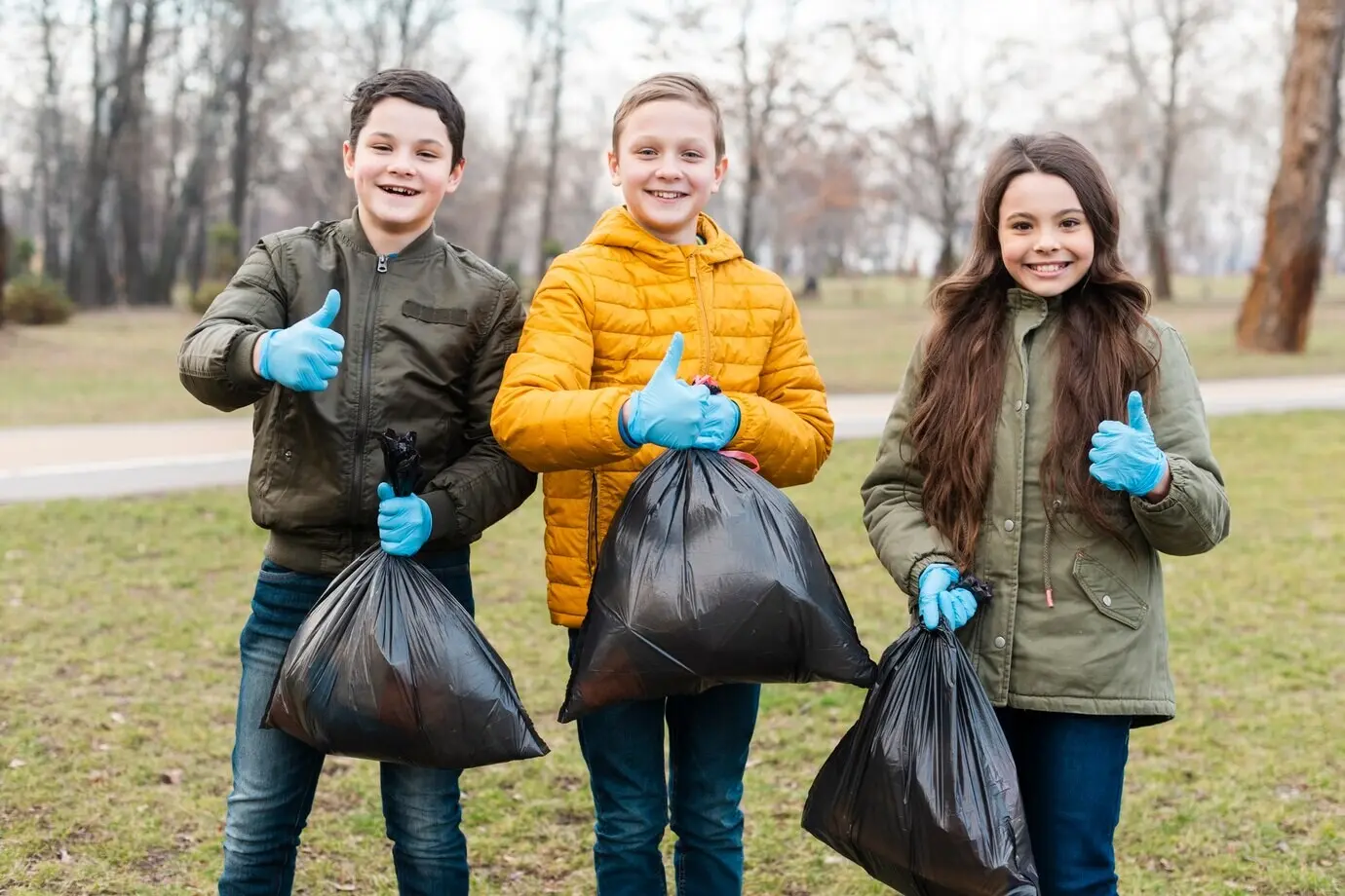 Средний план: дети показывают большие пальцы вверх.